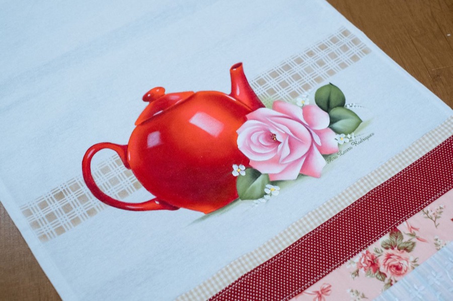 Bule vermelho com rosa pintado à mão em tecido