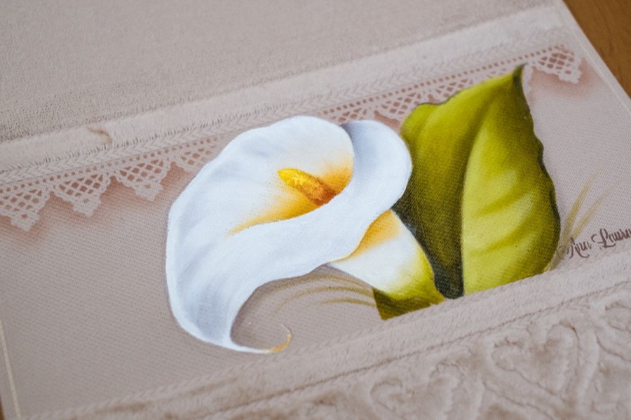 Copo de Leite pintado à mão em tecido