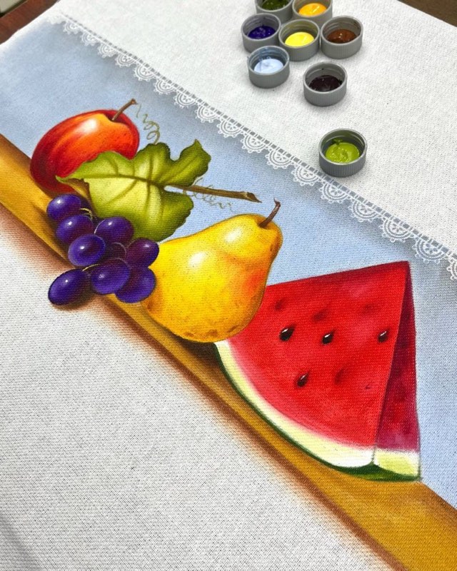 Frutas pintadas à mão em tecido