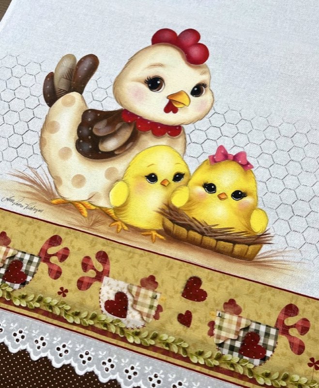 Galinha com pintinhos pintada à mão em tecido